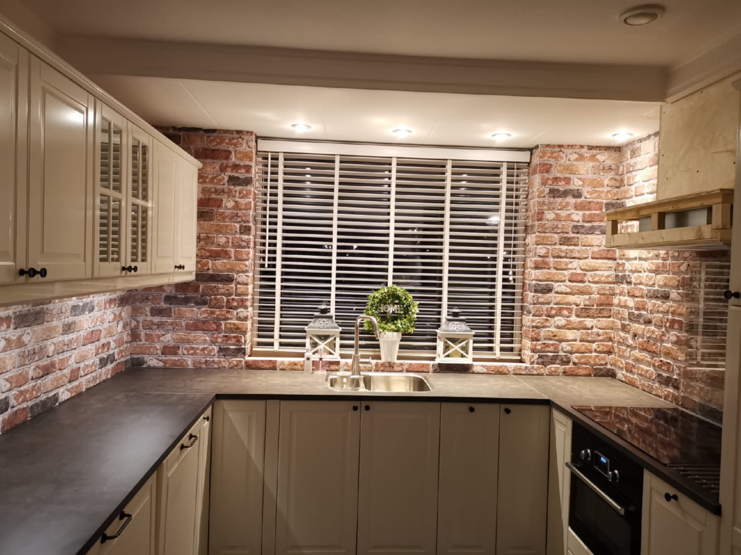 Keuken achterwand met baksteen look panelen