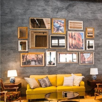 Stoere betonnen muur in huis