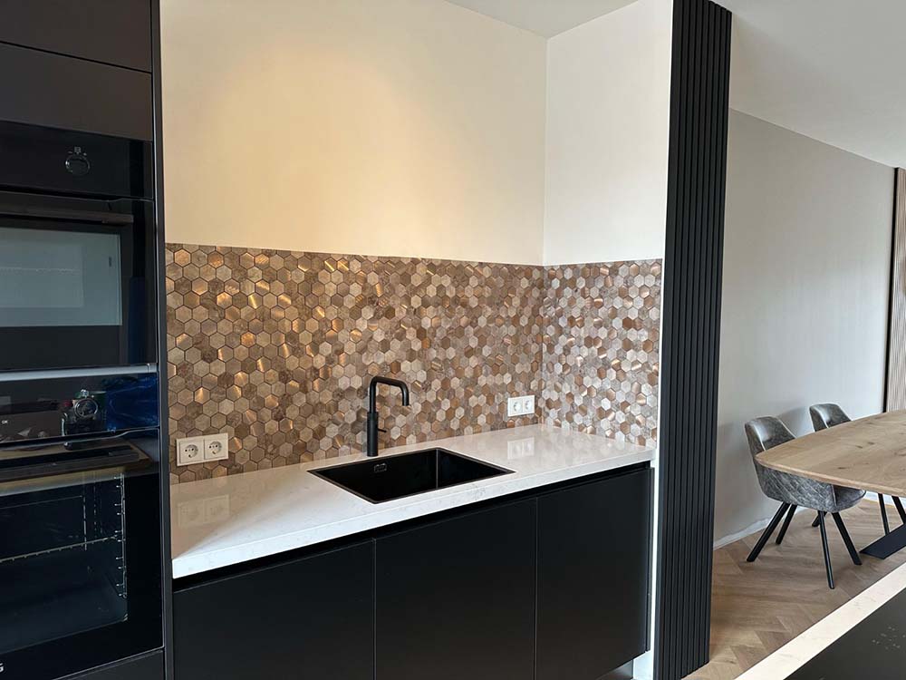 hexagon tegels met beige tinten aan een keuken achterwand