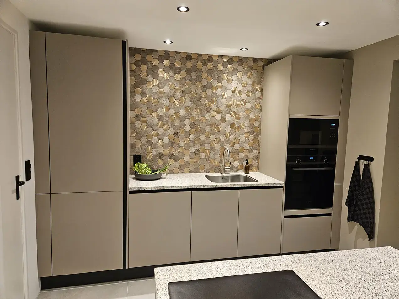 Zelfklevende mozaïek steenstrip hexagon beige als moderne keuken achterwand