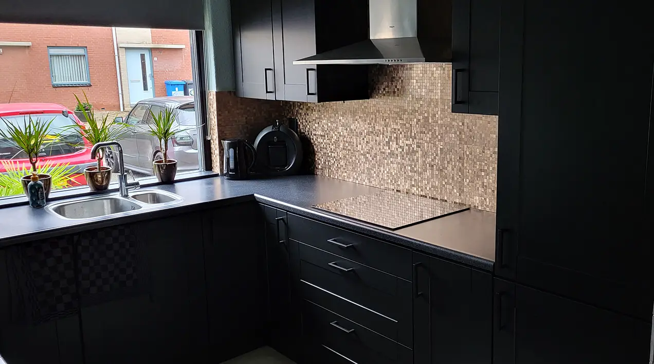 Zelfklevende mozaïek steenstrips in gouden vierkante blokjes als luxe keuken achterwand
