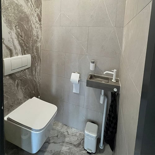 Zelfklevende tegels in toilet ruimte