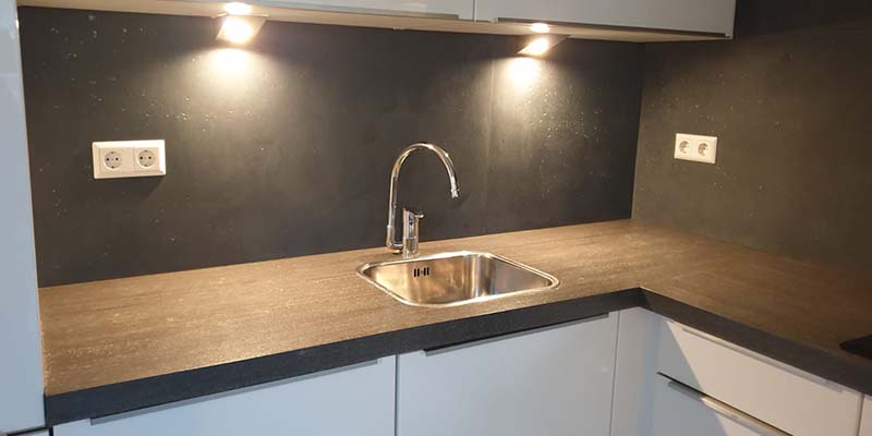 Keuken met eenvoudige grijze tegel keuken achterwand en ingebouwd gasfornuis