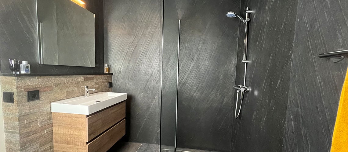 badkamer natuursteen wand