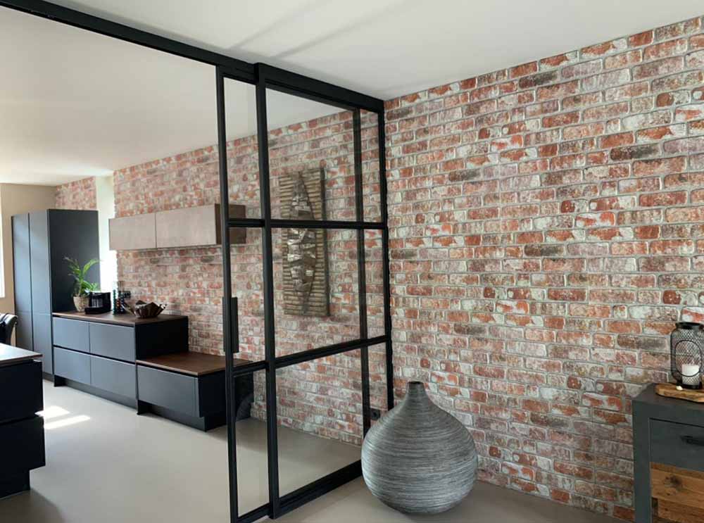 industrieel baksteen Industrieel interieur met glazen wand en bakstenen muur