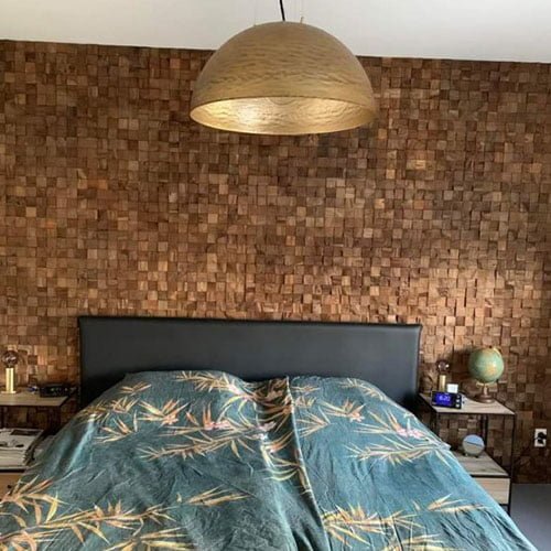 Slaapkamer met houten mozaïek wanddecoratie en hanglamp