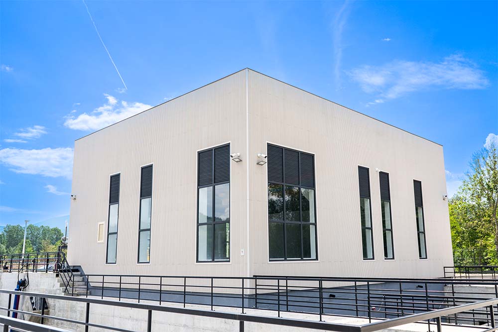 Licht grijze kunststof gevelbekleding op gebouw