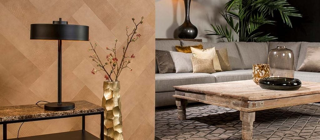 Moderne woonkamer met houten salontafel en zwarte tafellamp naast beige leren wandtegels aan de muur