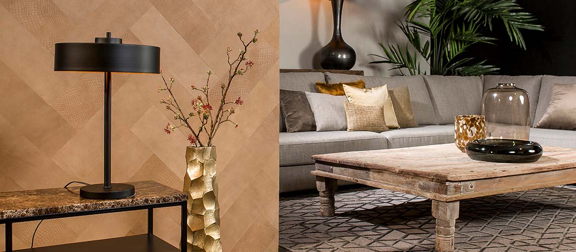 Moderne woonkamer met houten salontafel en zwarte tafellamp naast beige leren wandtegels aan de muur