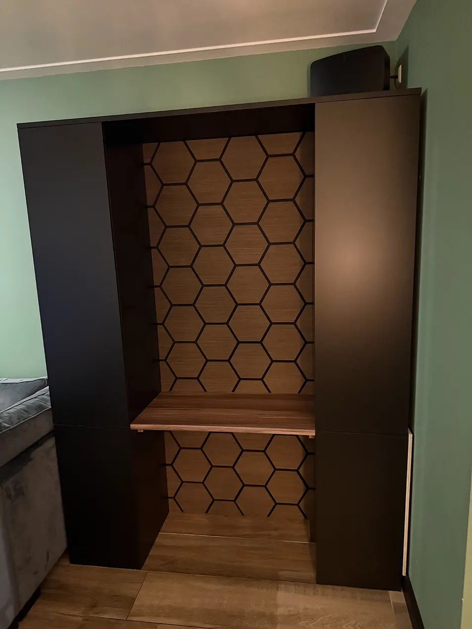 Akoestisch Paneel Hexagon Hout Donker Gerookt Walnoot Bruin met Zwart Vilt tweede afbeelding
