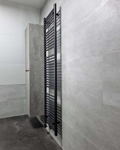 Moderne badkamer met grijze tegels en een zwarte designradiator