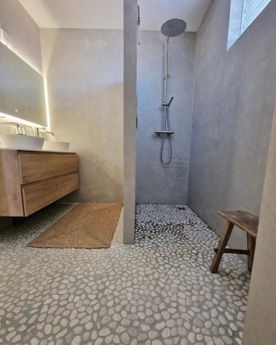 Beton Cire Medium Hotel chique badkamer met inloopdouche en kiezelvloer
