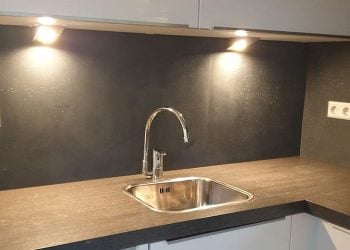Stijlvol toilet met marmeren achterwand hotel chique