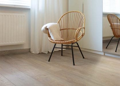 Marlow (50 LVRE 2884) Kamer met rotan stoel en lichte gordijnen Japandi stijl en pvc vloer