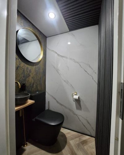 PVC marmer calacatta statuario wit combi natuursteen Toilet met gouden accenten en marmeren muur hotel chique