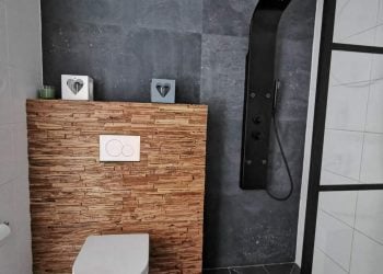 Stijlvol toilet met marmeren achterwand hotel chique