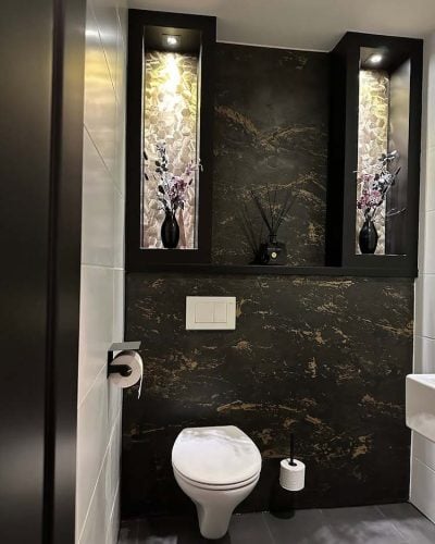 Hotel chique toilet met decoratieve nis en bloemen