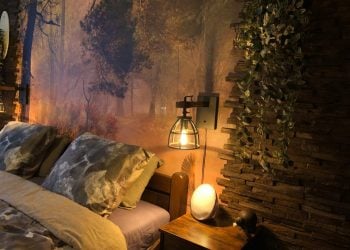 donker grijs betonlook badkamer Badkamer met donkere tegels, houten accentmuur en zwarte douche