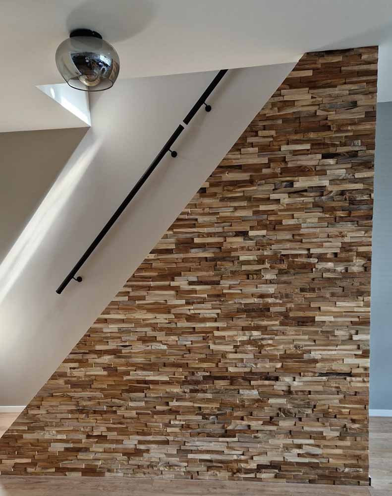 houtstrips muur bij trap