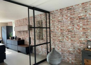 houten-wandpanelen-muur-1 Eetkamer met houten muur en tafel met planten