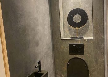 Stijlvol toilet met marmeren achterwand hotel chique