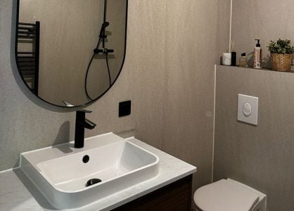 modern-interieur-badkamer.jpg Stijlvolle badkamer met witte wastafel zwarte kraan en grijze wandtegels