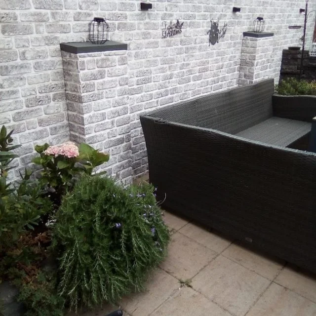 tuinhuis baksteen wand grijs