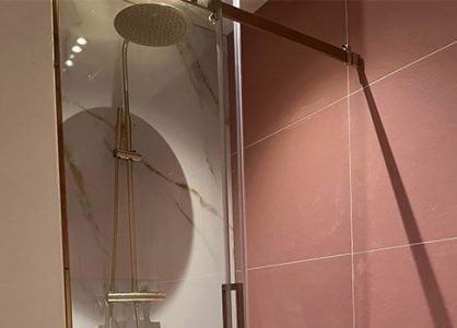 romantisch interieur inspiratie Douche met gouden regendouche en roze tegels