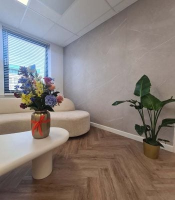 Wachtkamer met bloemen en planten Scandinavisch stijl