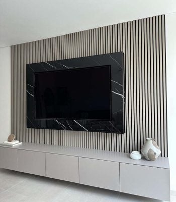 Woonkamer met tv en houten wandpanelen Scandinavisch stijl