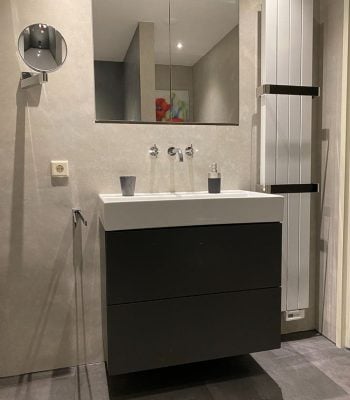 Badkamer met moderne wastafel Scandinavisch stijl
