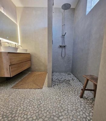 scandinavische-uitstraling-badkamer-ruimte.jpg Badkamer met inloopdouche en kiezelvloer Scandinavisch stijl