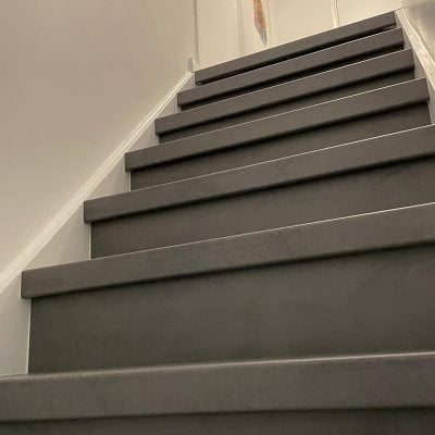 Houten trap met ingebouwde verlichting
