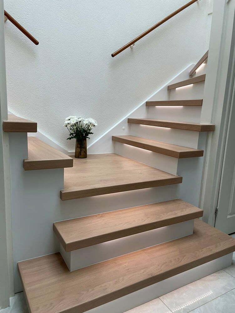 traprenovatie-twee-trappen-bruin-met-wit.jpg
