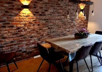 clasic sumatra slaapkamer Industriële slaapkamer met houten accenten en grote ramen