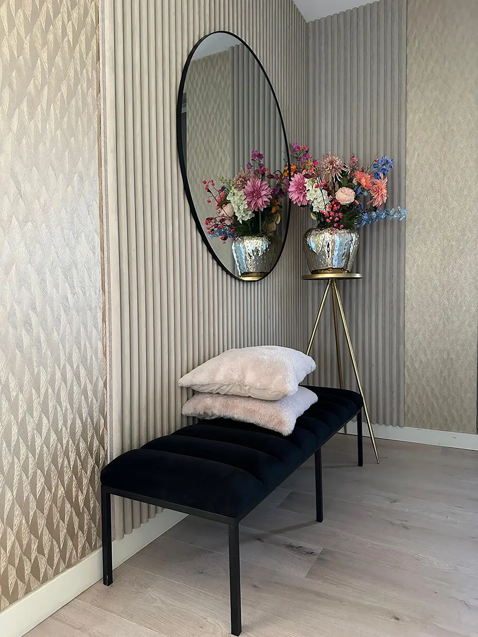 Slaapkamer met creme suede akoestische panelen voor een warme uitstraling en betere akoestiek