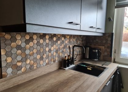 Hexagon medium beige keuken wit zij aanzicht Hexagon medium beige keuken wit zij aanzicht