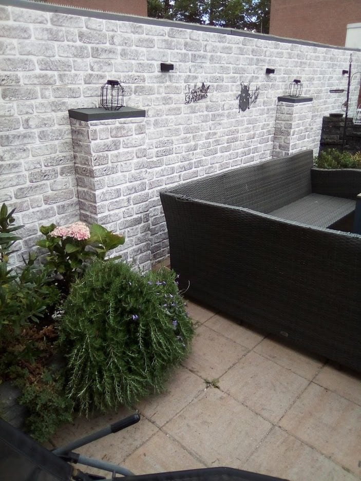 tuinhuis baksteen wand grijs