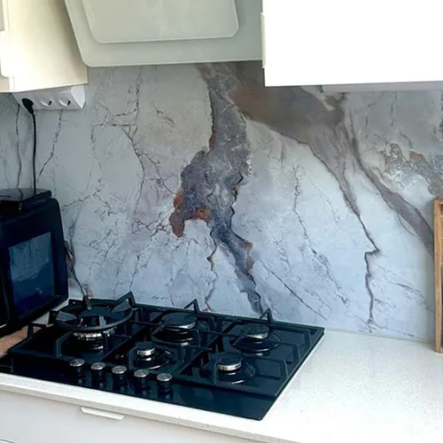 Keuken met marmerlook wandpanelen