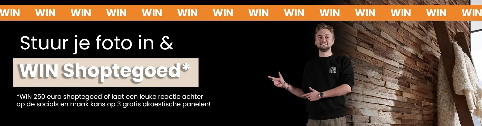 Promotiecampagne met een man die wijst naar een actie waarbij klanten hun aankoopbedrag kunnen terugwinnen, gepresenteerd tegen een achtergrond van warme houten wandpanelen in een sfeervolle ruimte met natuurlijk lichtinval en een speels interieuraccent.