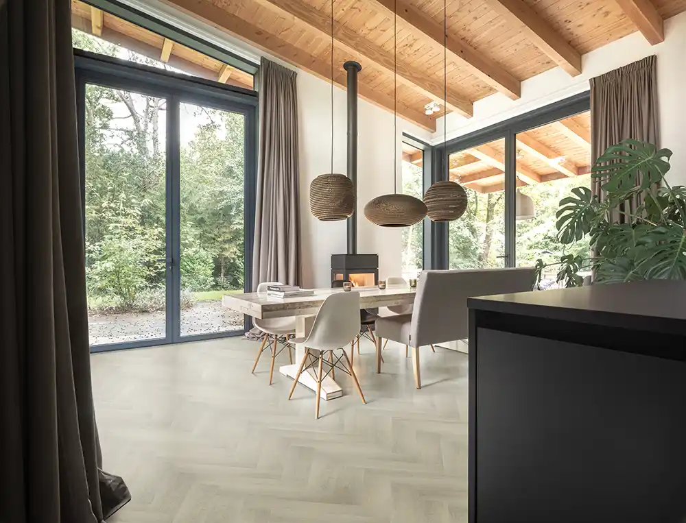Lichte en donkere vloeren: wat doen ze met je interieur?