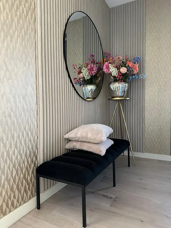 Slaapkamer met creme suede akoestische panelen voor een warme uitstraling en betere akoestiek