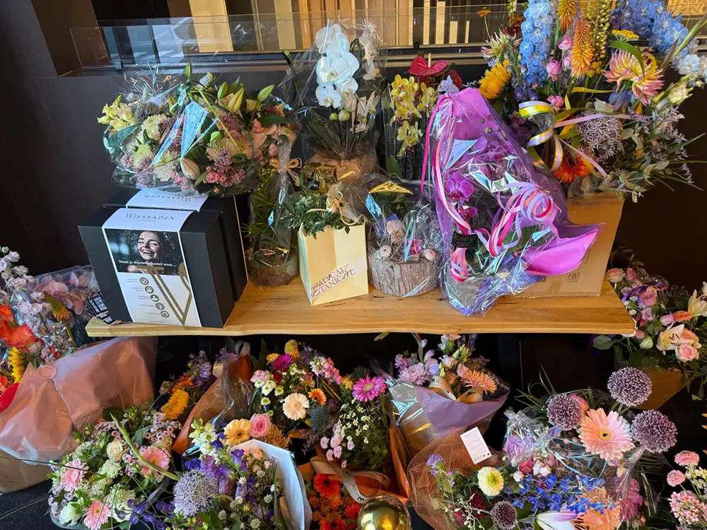 bloemen en cadeau's op een tafel