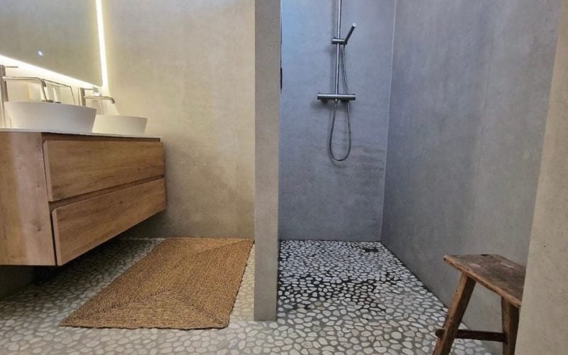 Beton Cire Medium Hotel chique badkamer met inloopdouche en kiezelvloer