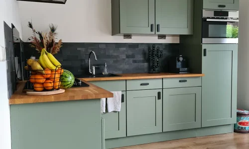 Zwarte carbon steenstrips als stoere en eigentijdse keuken achterwand