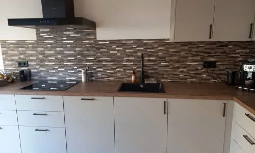 Koperen mozaïek steenstrip als warme en industriële keuken achterwand