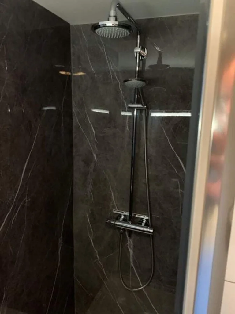 Marmer wandpaneel de badkamer | wandbekleding van