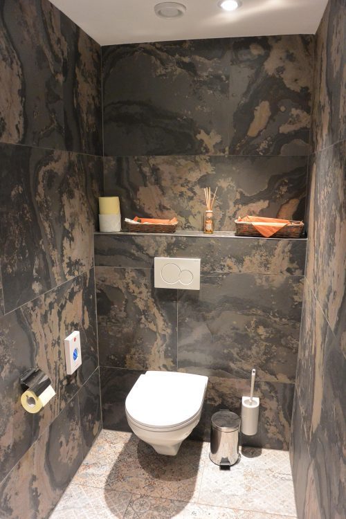 steenstrips natuursteen wc muur