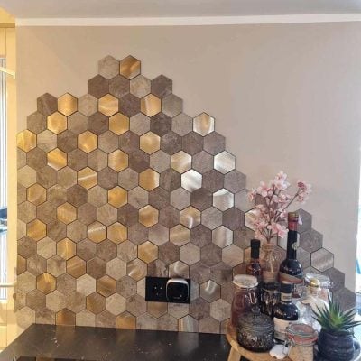 hexagon vormige tegels aan een keuken achterwand met een elektrische kookplaat