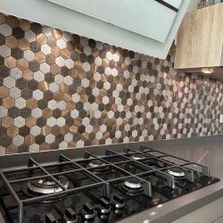 hexagon vormige tegels op een keuken achterwand